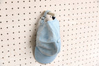 Porte-casquette mural pour panneau perforé avec une casquette bleue accrochée