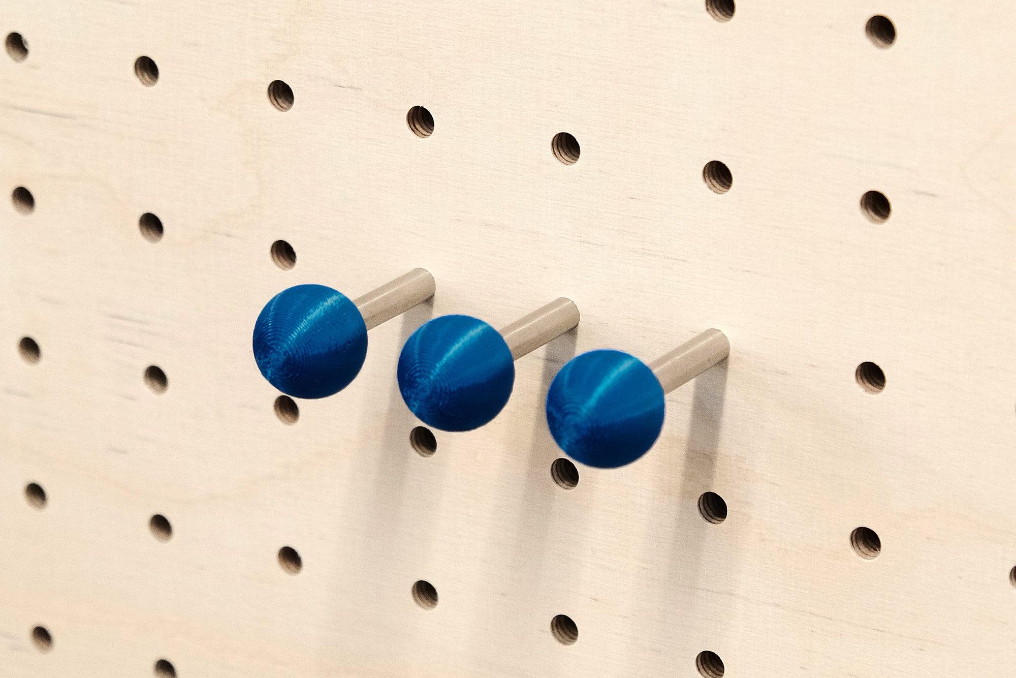 Farbiger Pegboard Pin - Pegboard Pin mit farbiger Kugel