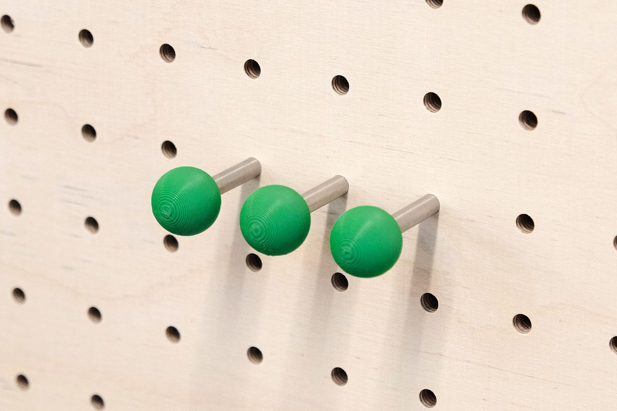 Farbiger Pegboard Pin - Pegboard Pin mit farbiger Kugel