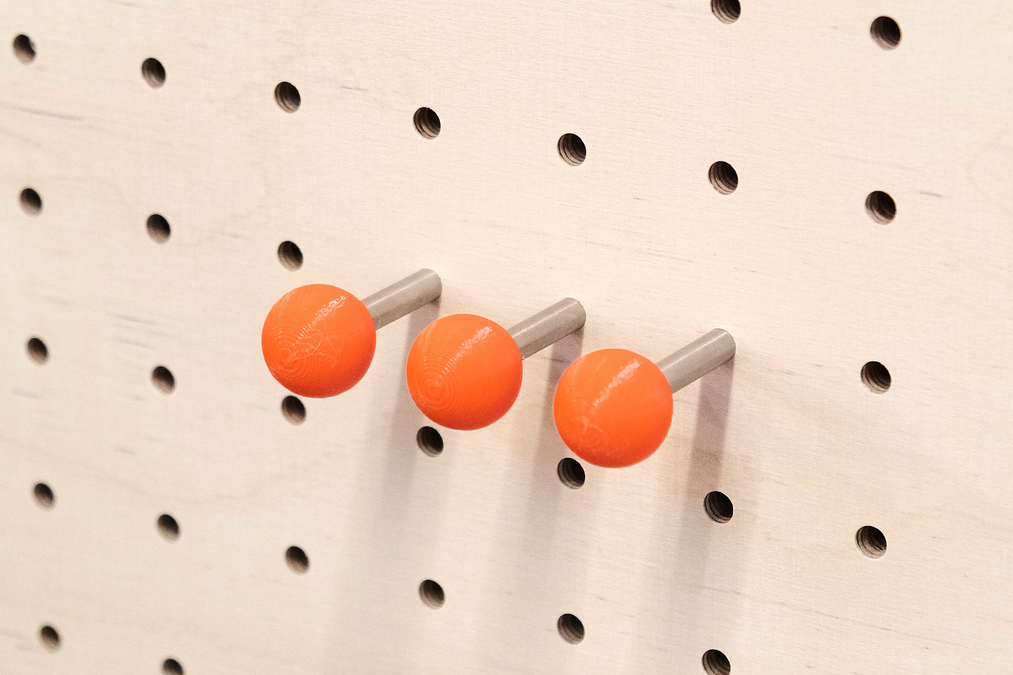 Farbiger Pegboard Pin - Pegboard Pin mit farbiger Kugel