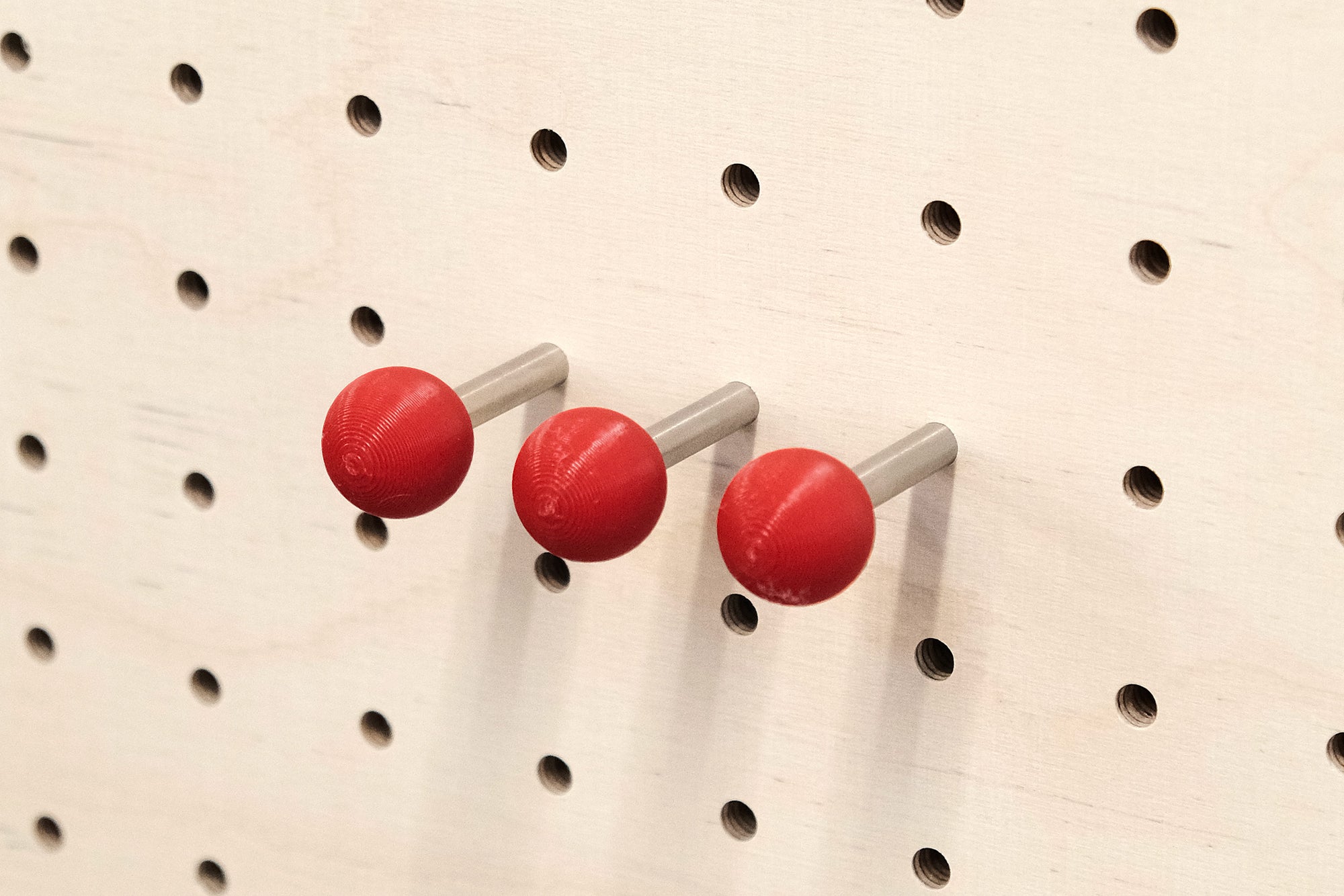 Farbiger Pegboard Pin - Pegboard Pin mit farbiger Kugel