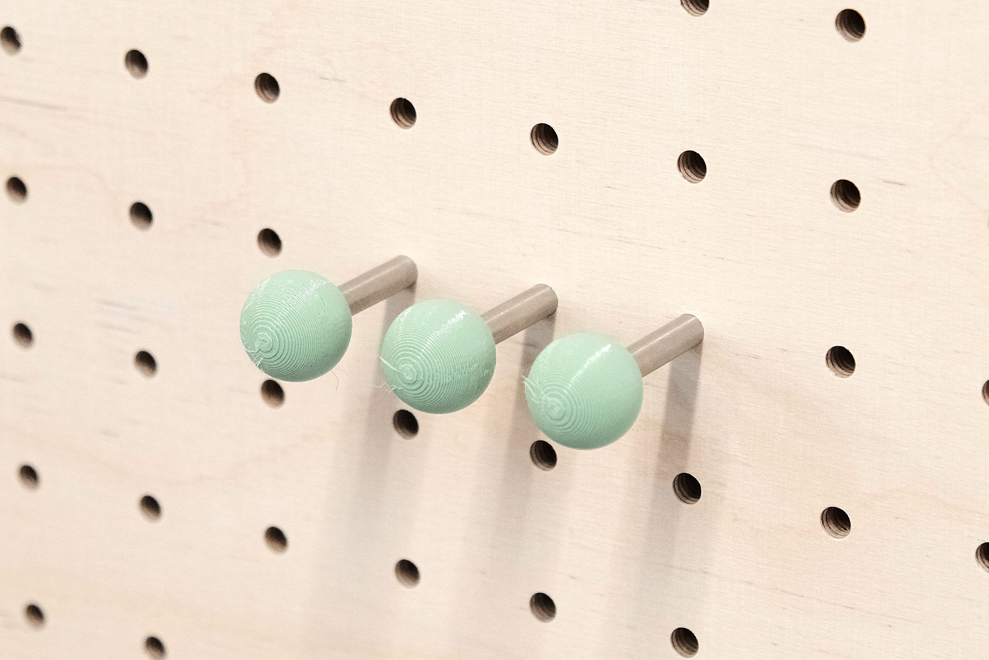 Farbiger Pegboard Pin - Pegboard Pin mit farbiger Kugel