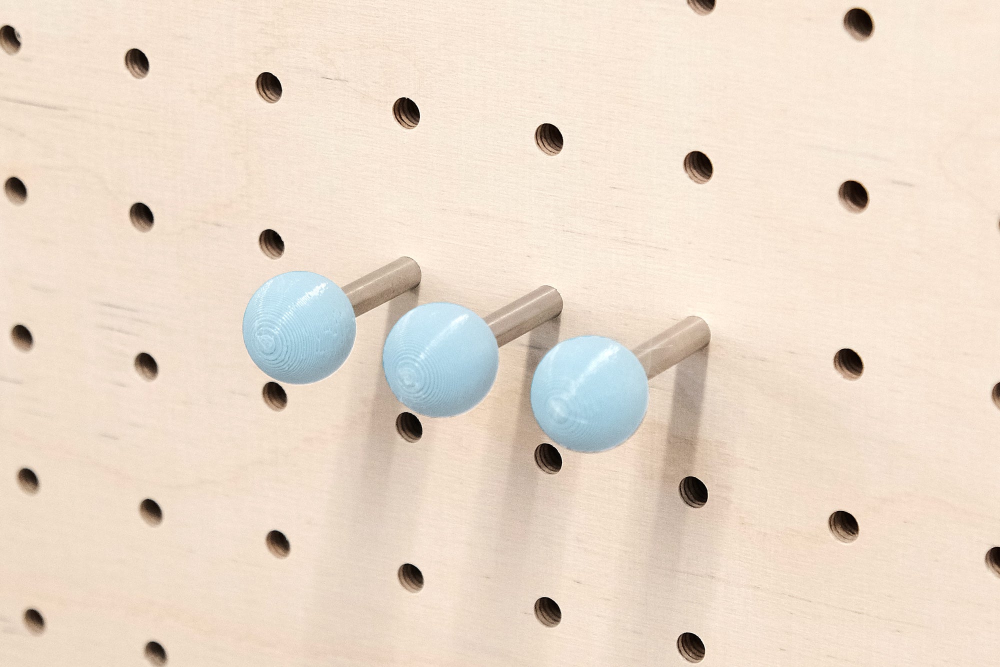 Farbiger Pegboard Pin - Pegboard Pin mit farbiger Kugel