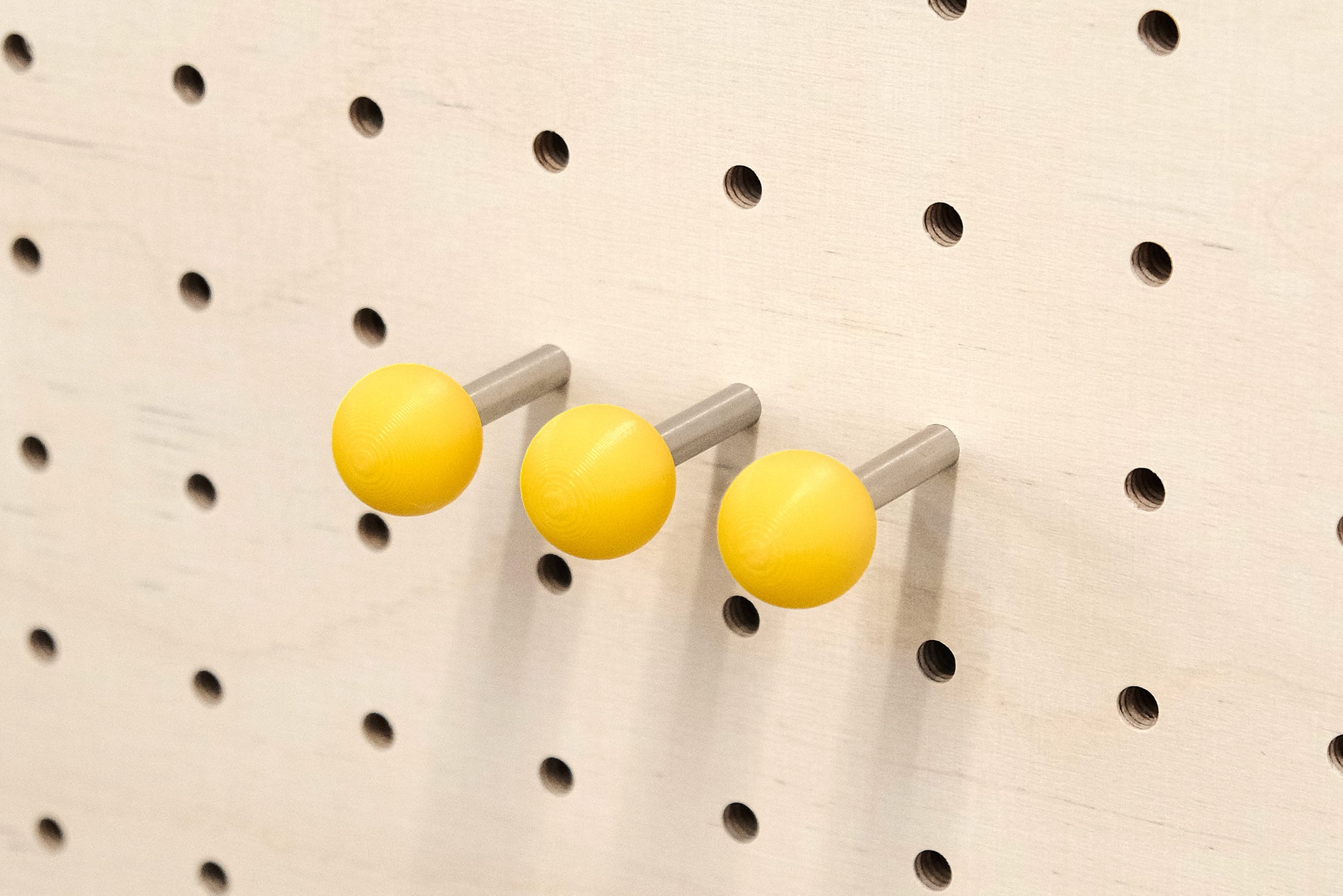 Farbiger Pegboard Pin - Pegboard Pin mit farbiger Kugel