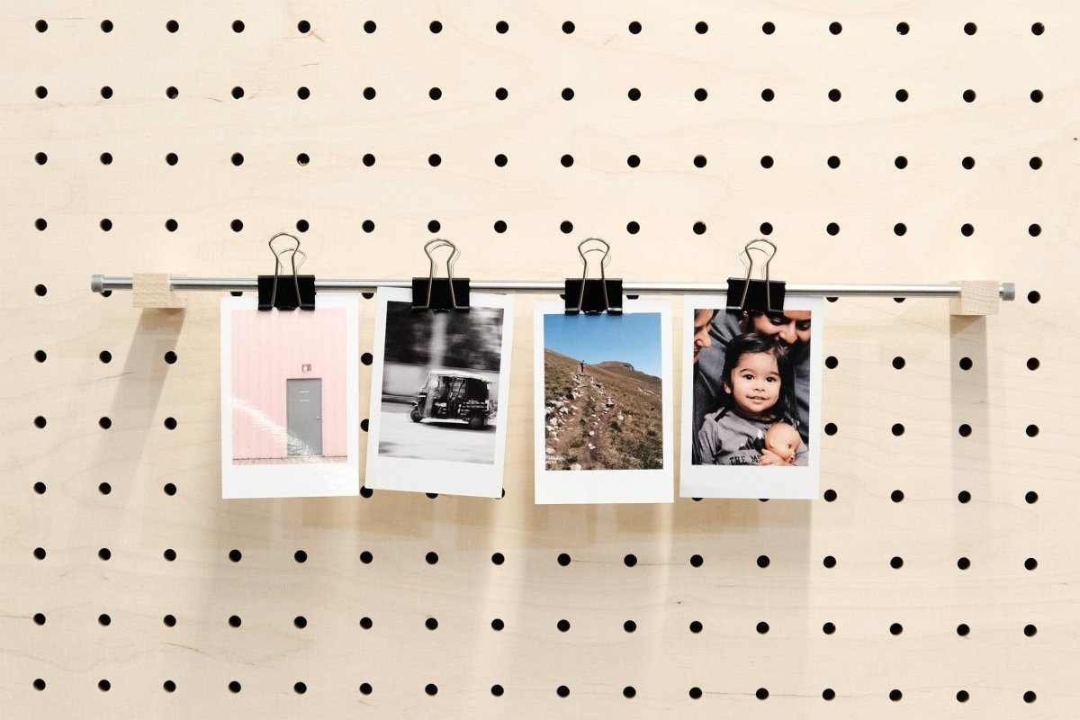 Porte photos mural en bois - Porte affiches et porte cartes - Barre métallique - Accessoires - Aire - A57-1 - 4