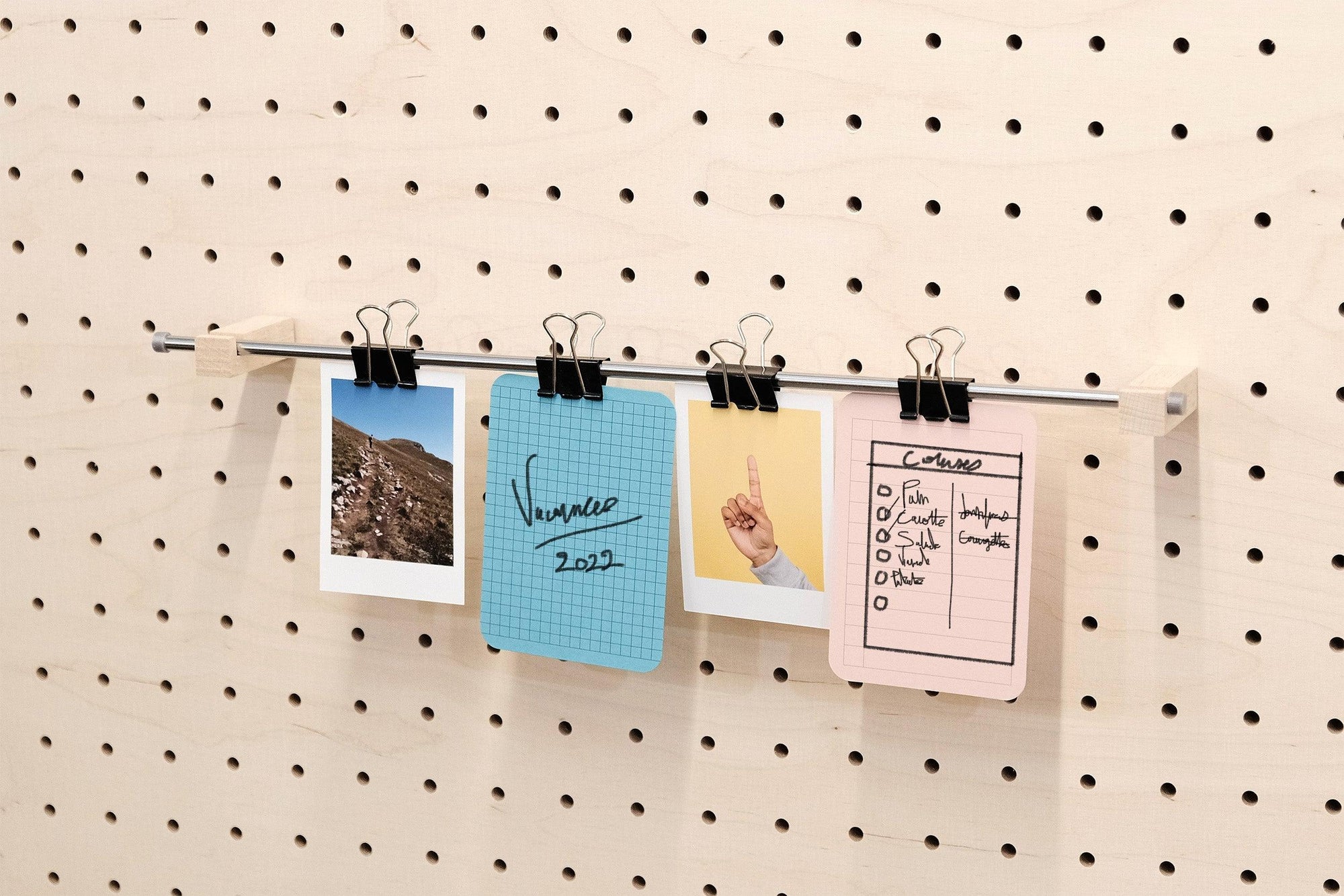 Porte photos mural en bois - Porte affiches et porte cartes - Barre métallique - Quark