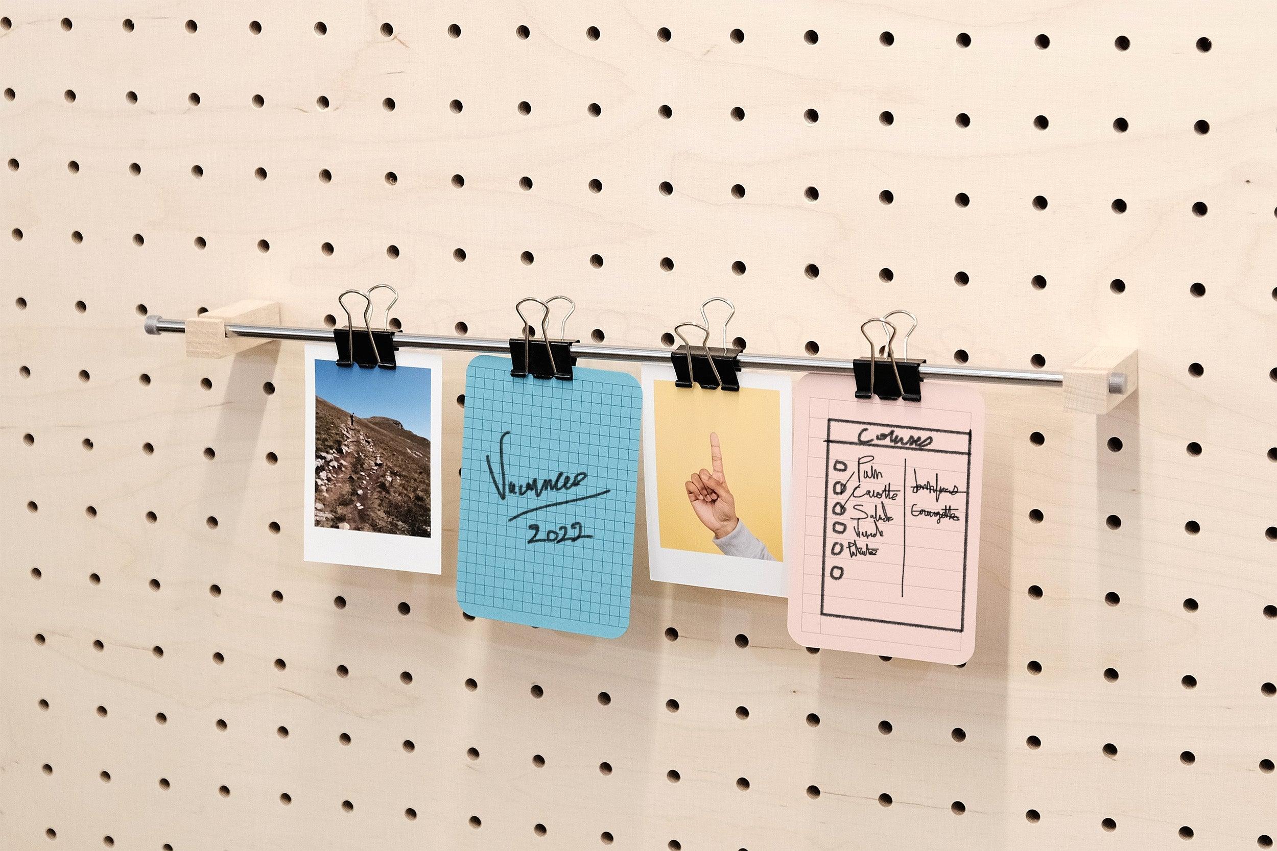 Porte photos mural en bois - Porte affiches et porte cartes - Barre métallique - Quark