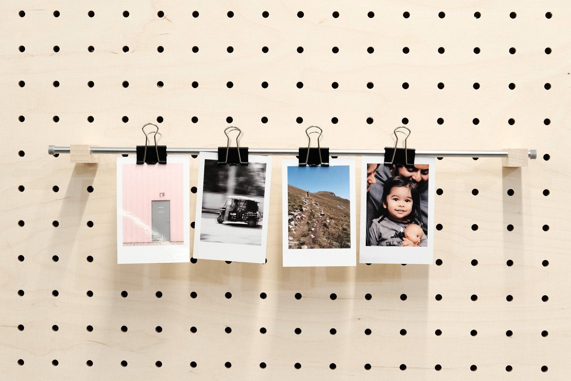 Porte photos mural en bois - Porte affiches et porte cartes - Barre métallique - Quark