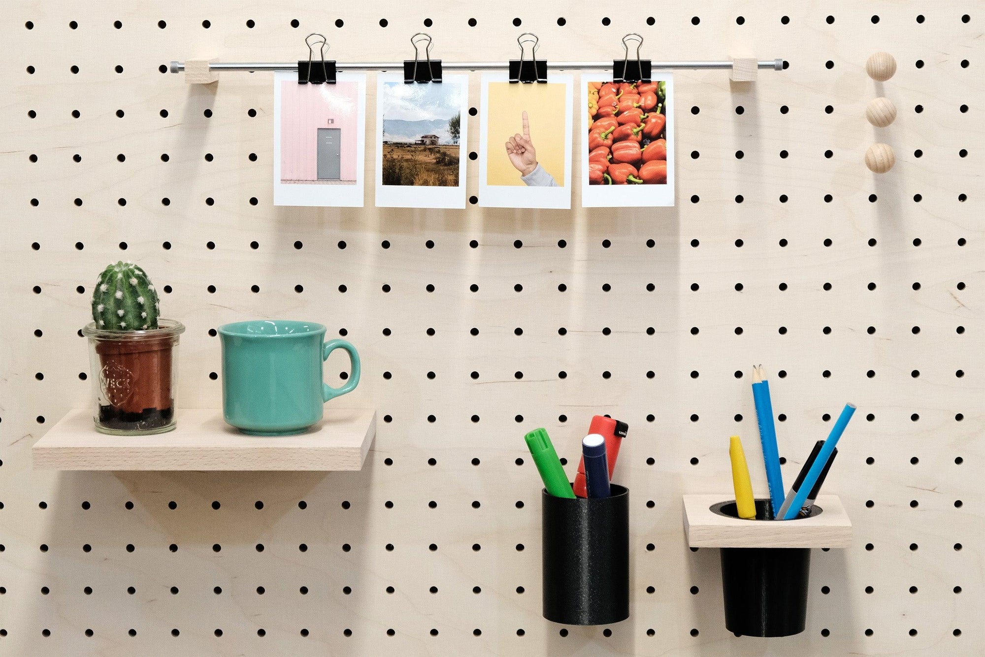 Porte photos mural en bois - Porte affiches et porte cartes - Barre métallique - Quark