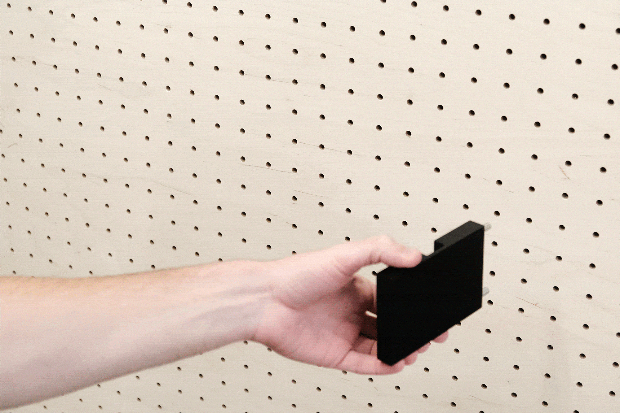 Kraftpapierrollenhalter für Pegboard - Aire