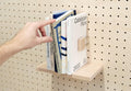 Serre livre minimaliste : accessoire pour organiser votre bibliothèque sur un Pegboard - Accessoires - Aire - A28-1 - 1